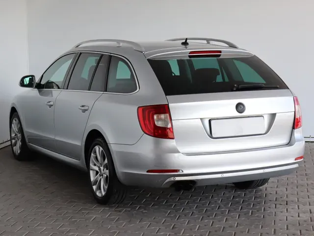 Skoda Superb Combi 2012 photo 3