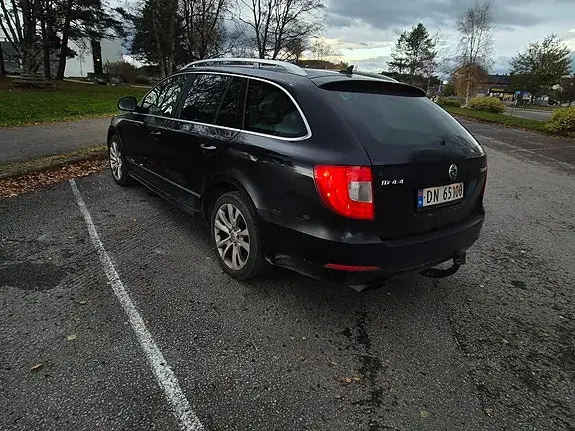 Skoda Superb 2011 photo 3
