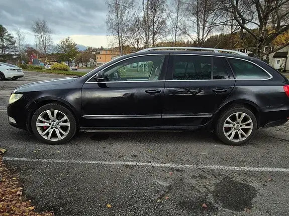Skoda Superb 2011 photo 2