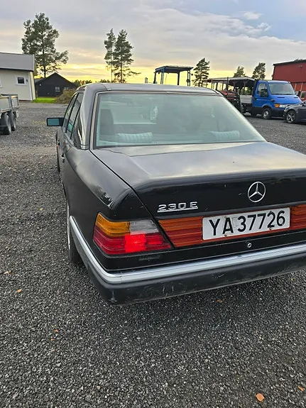 Mercedes-Benz E230 1990 photo 2