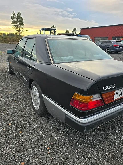 Mercedes-Benz E230 1990 photo 4