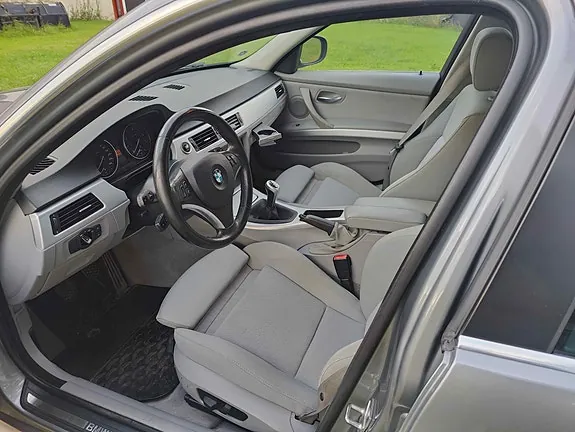 BMW 325I 2010 photo 4
