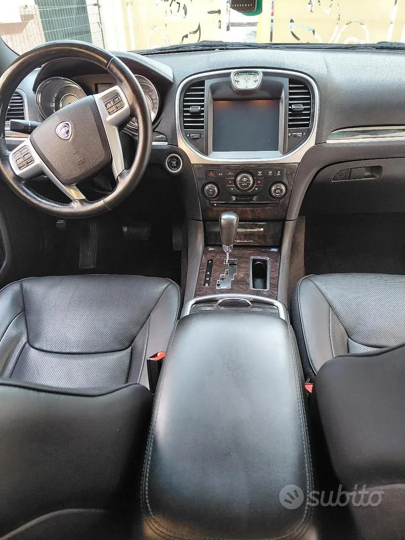 Lancia Thema 2013 photo 2