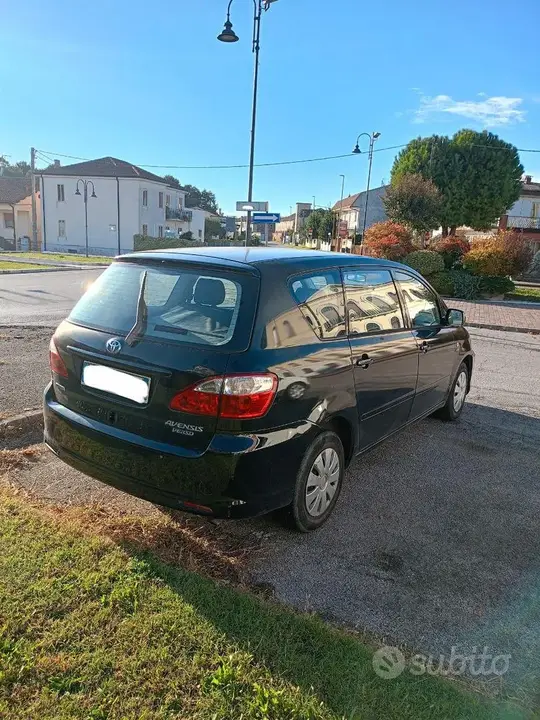 Toyota Avensis Verso 2004 photo 4