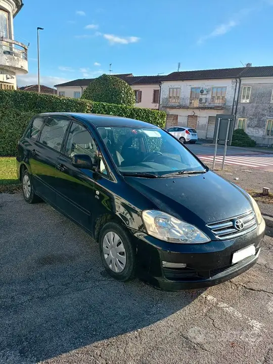 Toyota Avensis Verso 2004 photo 2