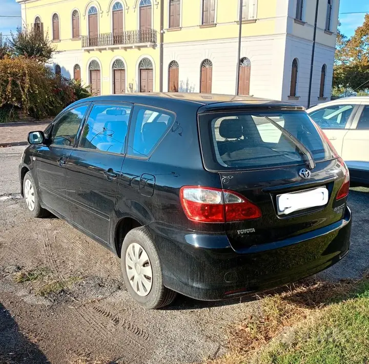 Toyota Avensis Verso 2004 photo 3