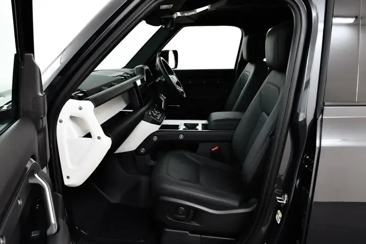 Land Rover Defender 110 2025 photo 2