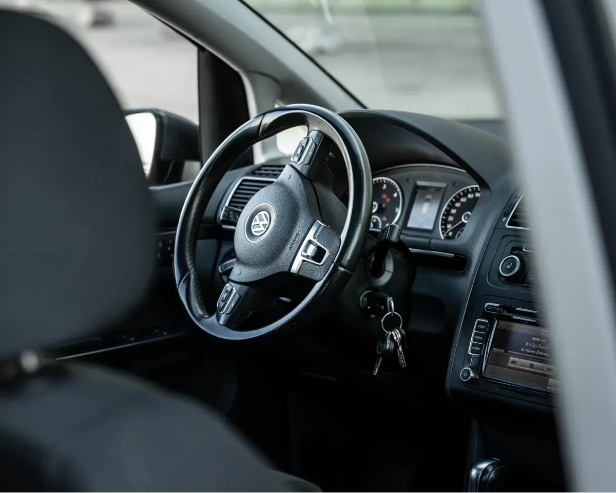Volkswagen Touran 2012 photo 2