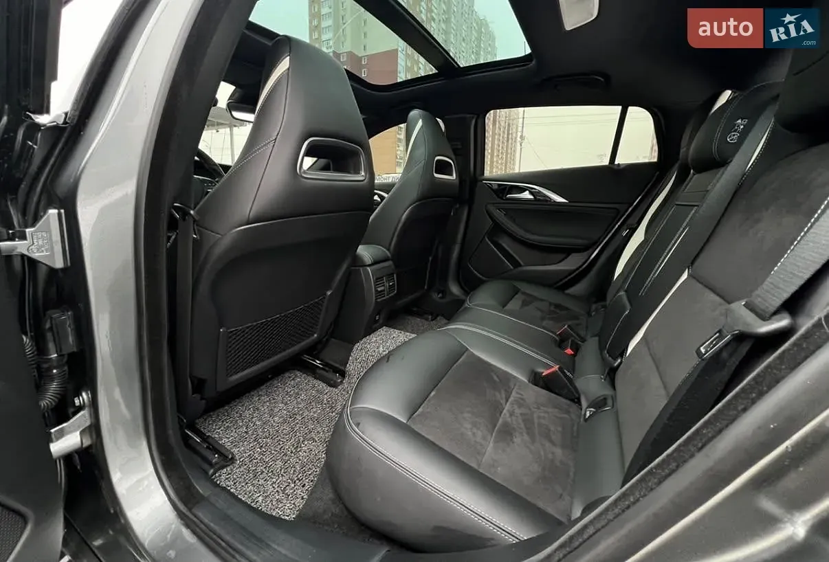 Infiniti Q30 2017 photo 2