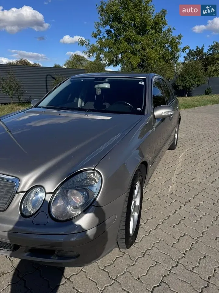 Mercedes-Benz E-Class 2004 photo 2