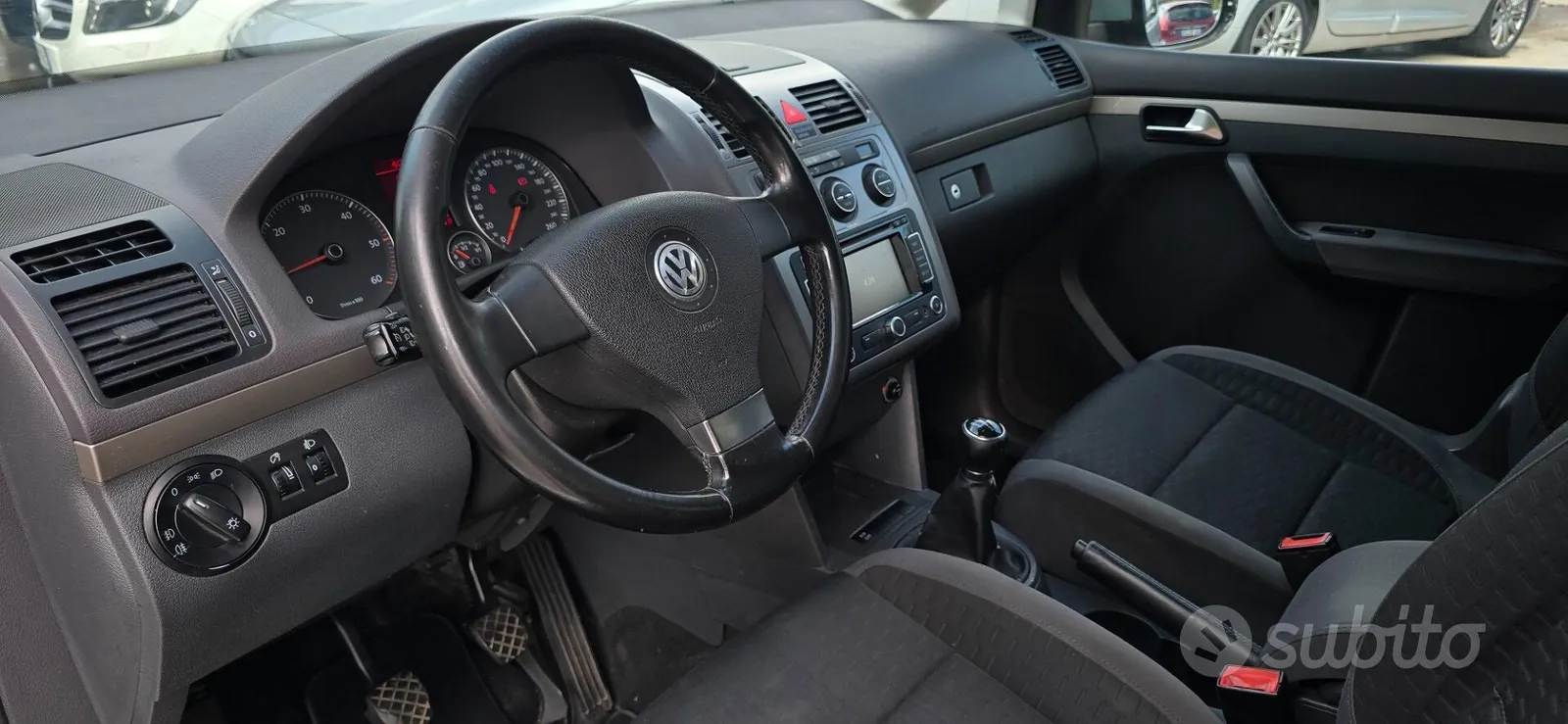 Volkswagen Touran 2010 photo 5