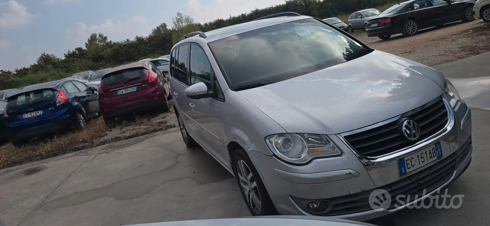 Volkswagen Touran 2010 photo 2