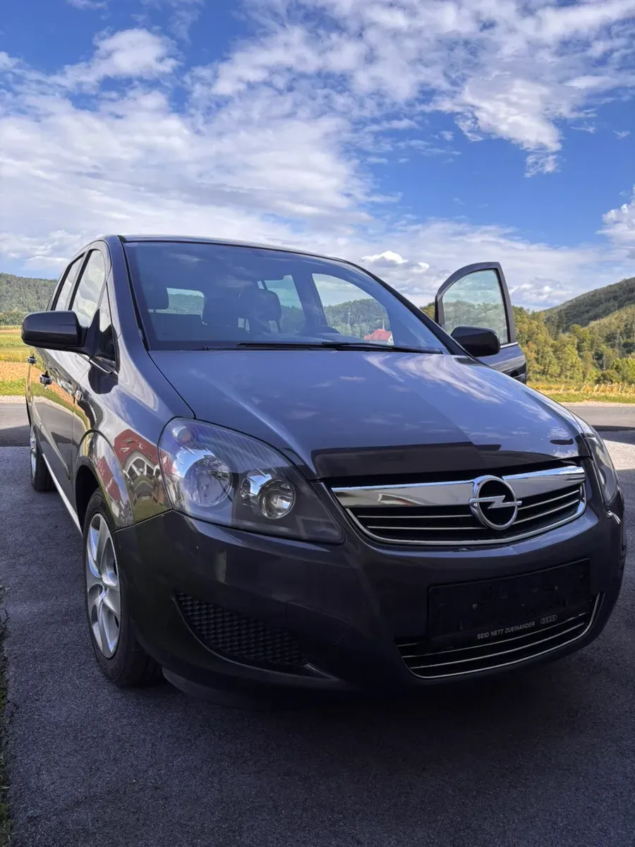 Opel Zafira 2011 photo 2