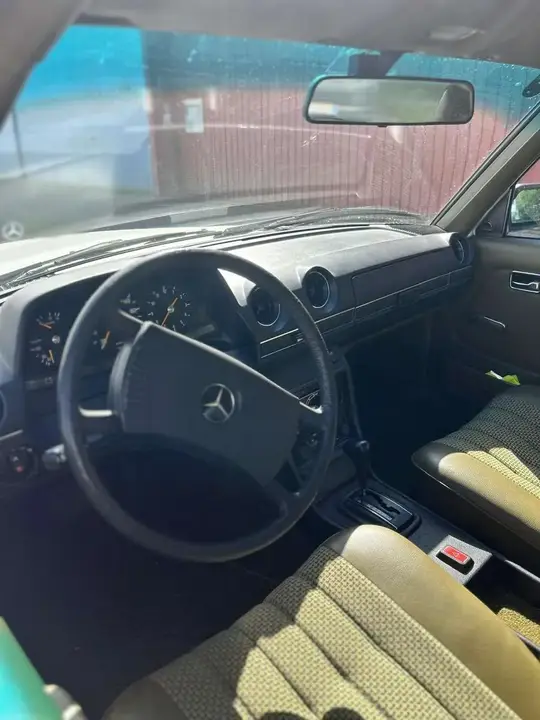 Mercedes-Benz E-Class 1977 photo 2