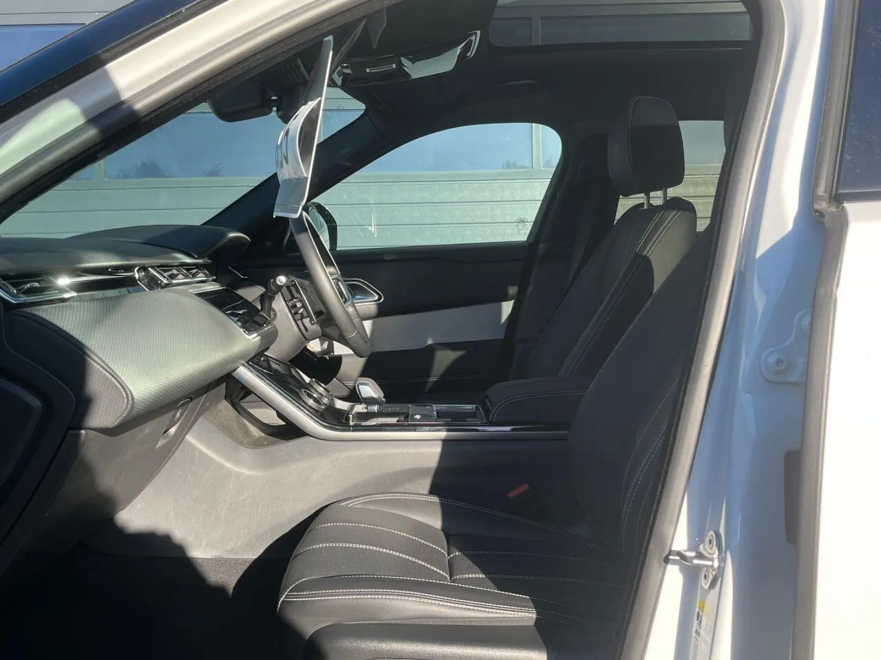 Land Rover Range Rover Velar 2023 photo 5