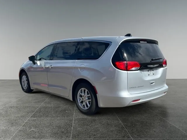 Chrysler Grand Caravan 2024 photo 4
