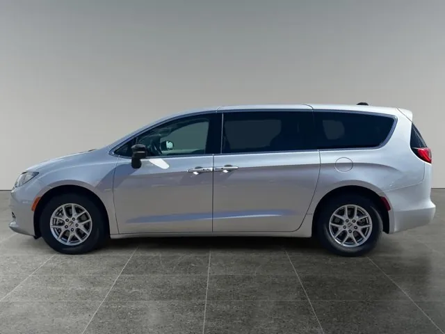 Chrysler Grand Caravan 2024 photo 2
