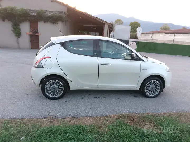 Lancia Ypsilon 2012 photo 2