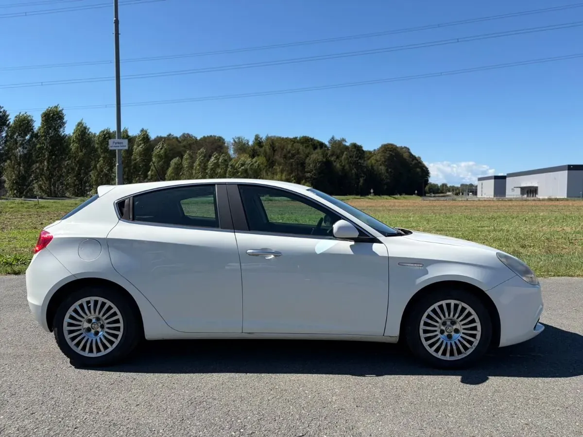 Alfa Romeo Giulietta 2011 photo 3