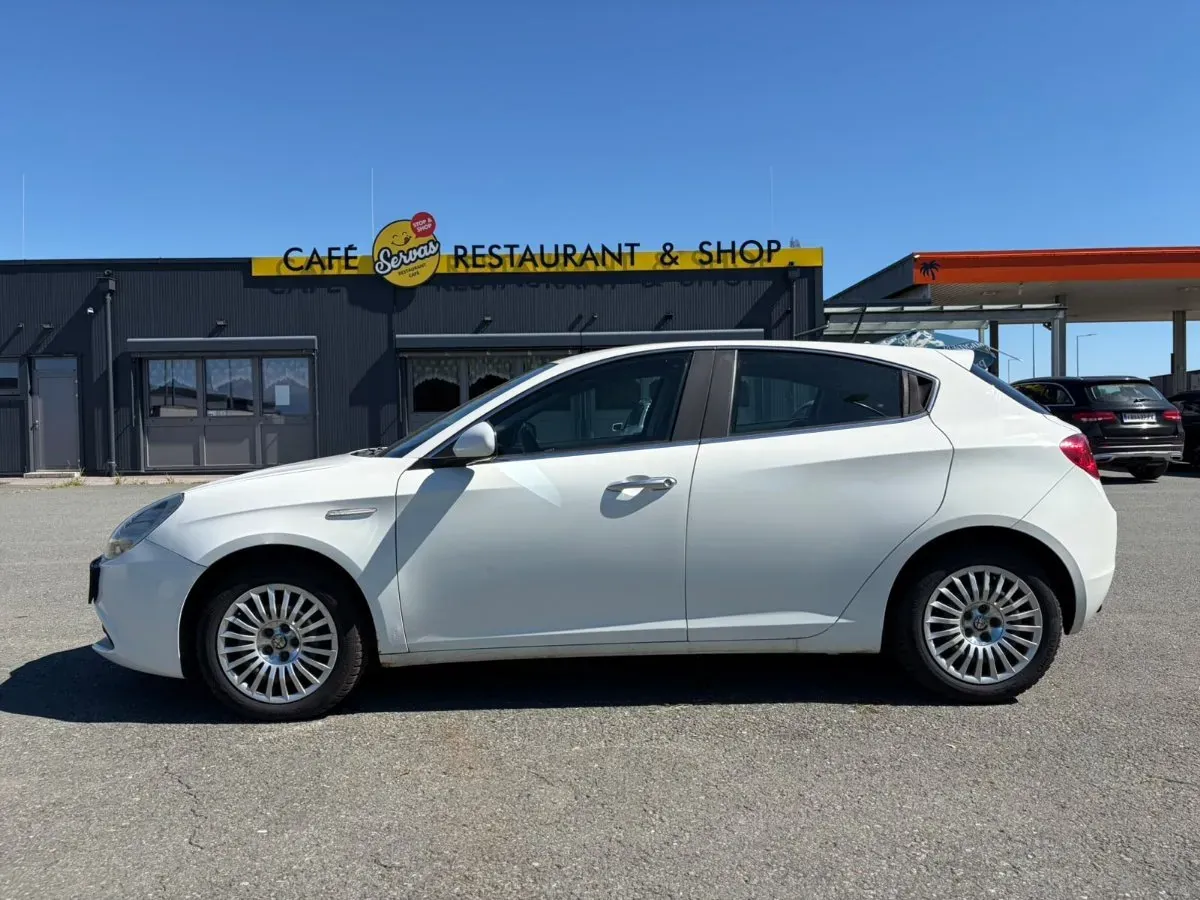 Alfa Romeo Giulietta 2011 photo 2