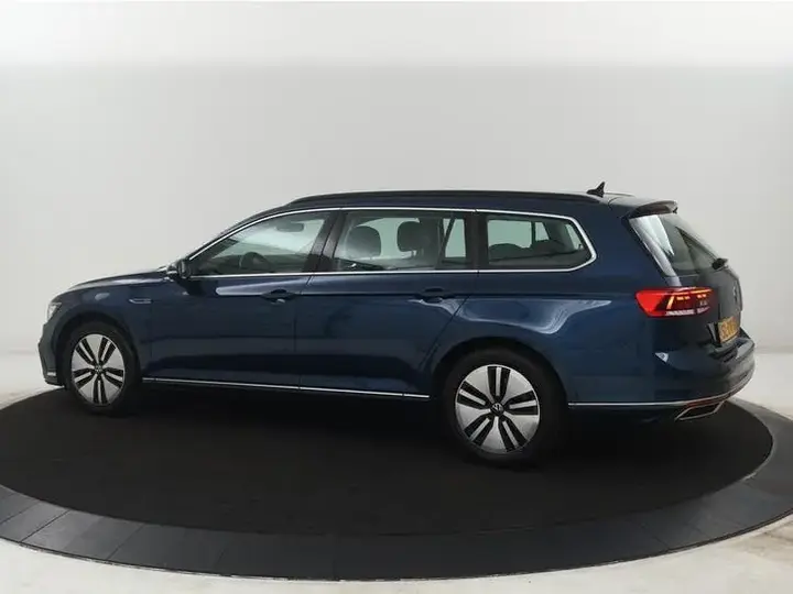 Volkswagen Passat 2022 photo 2