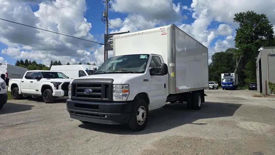 Ford E-450 2023 photo 2