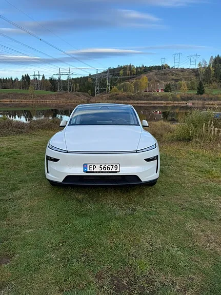 Tesla Model Y 2026 photo 2