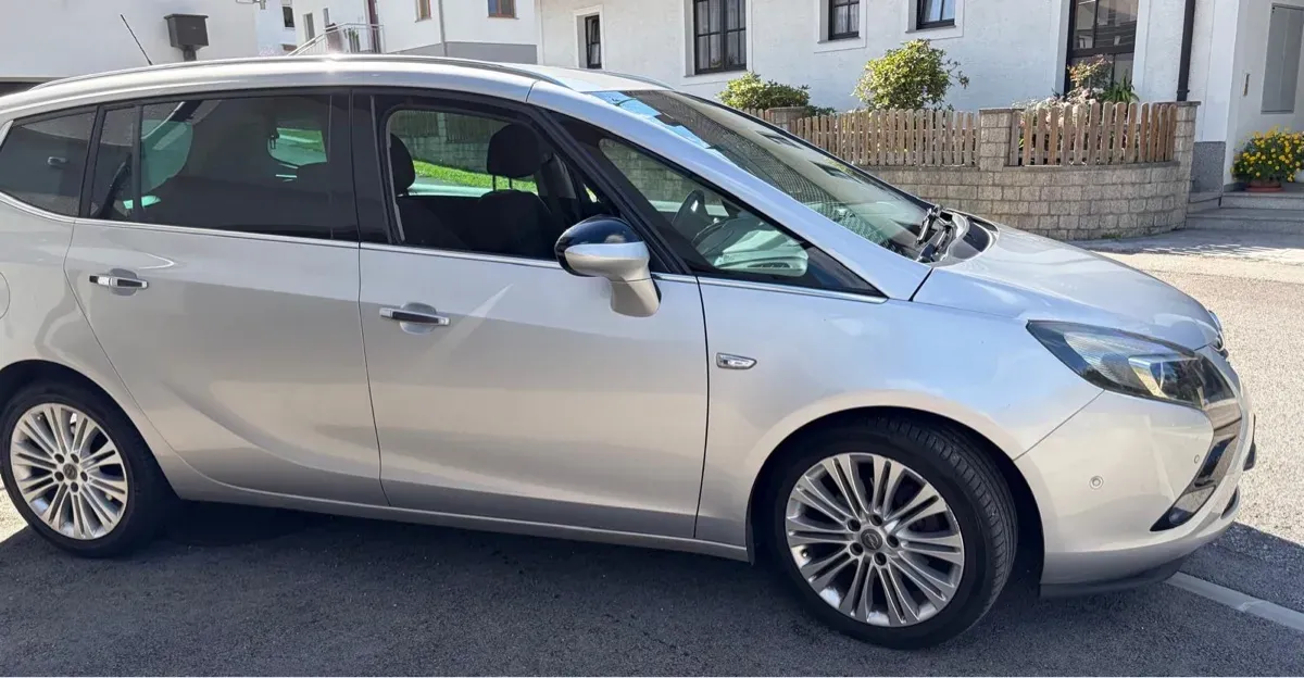 Opel Zafira Tourer 2012 photo 2