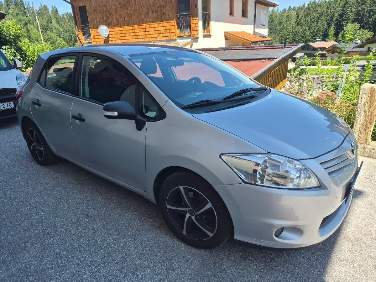Toyota Auris 2011 photo 2