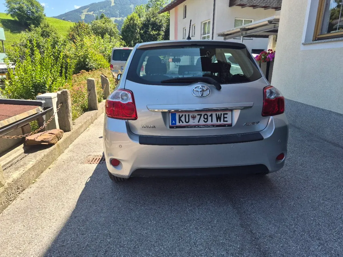Toyota Auris 2011 photo 3