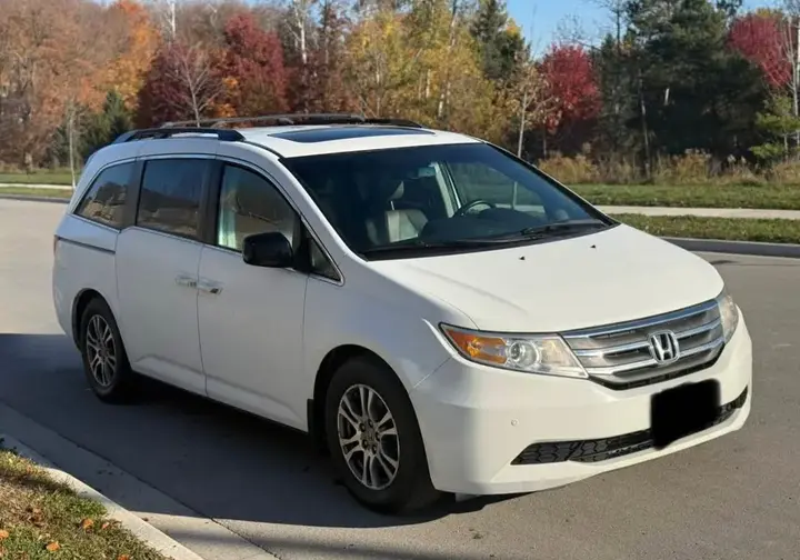 Honda Odyssey 2011 photo 2
