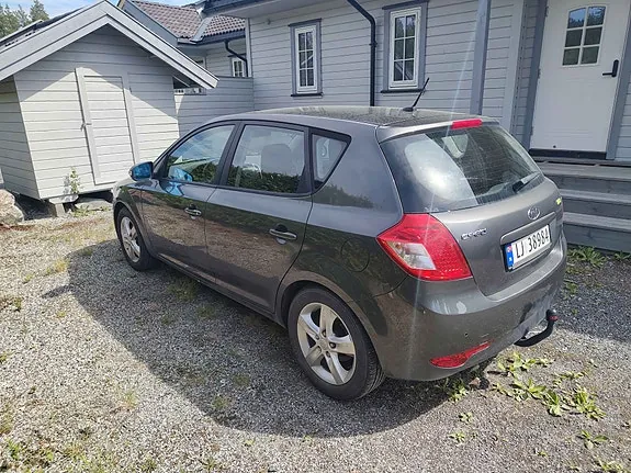 Kia Ceed 2010 photo 2