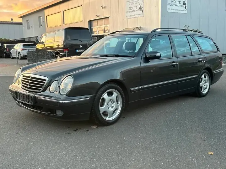 Mercedes-Benz E240 Avantgarde