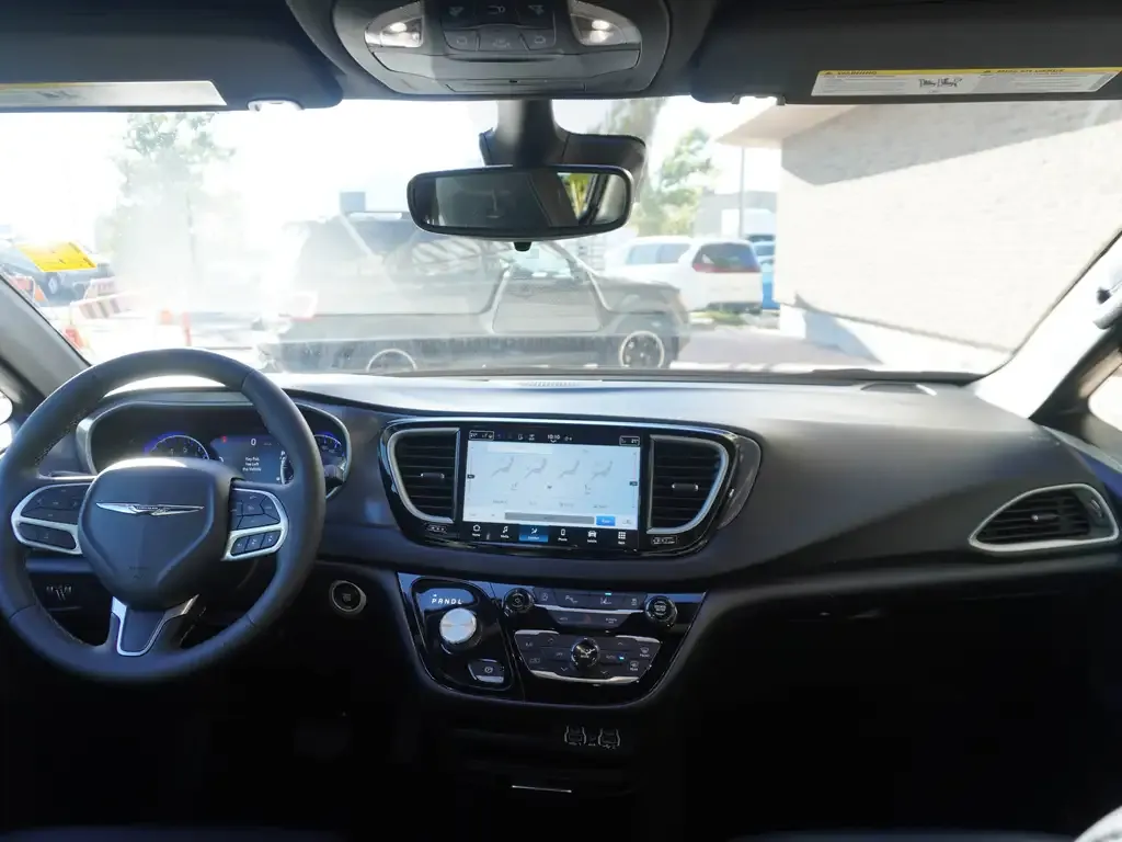 Chrysler Grand Caravan 2025 photo 2