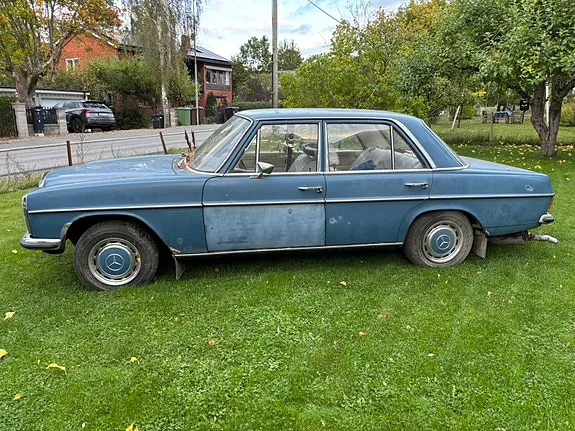 Mercedes-Benz 230 1973 photo 2