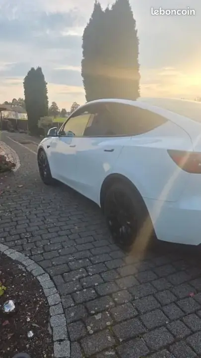 Tesla Model Y 2022 photo 2
