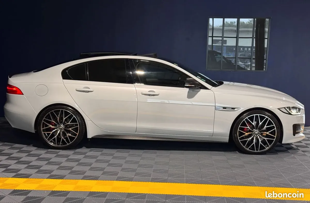 Jaguar Xe 2015 photo 5
