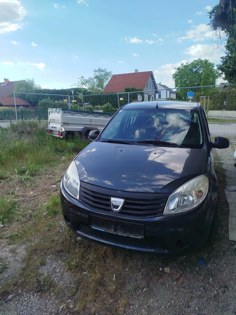 Dacia Sandero 2005 photo 2