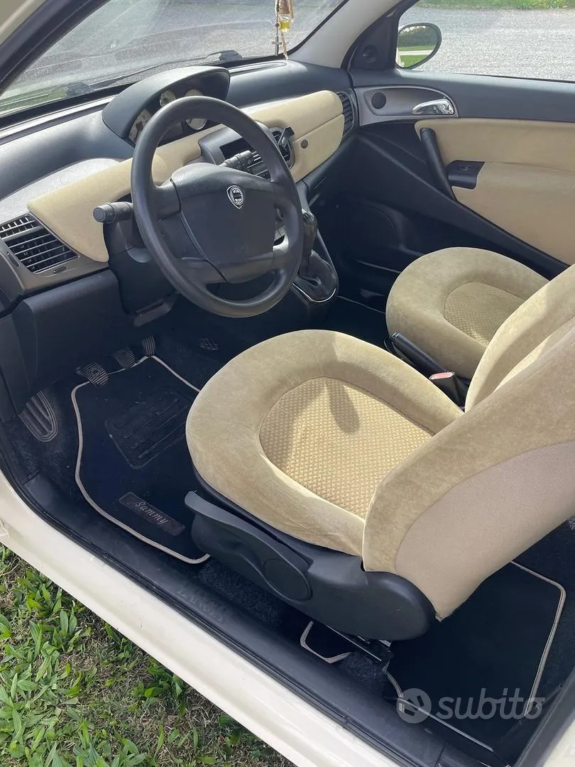 Lancia Ypsilon