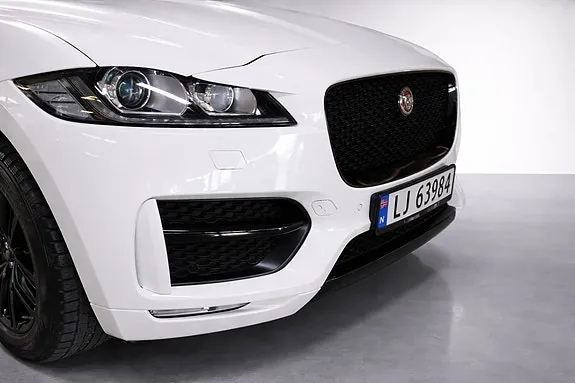 Jaguar F-Pace 2017 photo 2