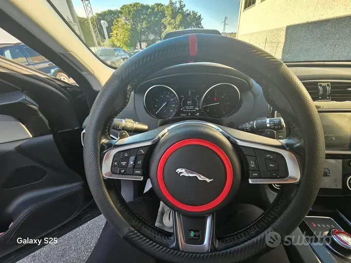 Jaguar F-Pace 2017 photo 2