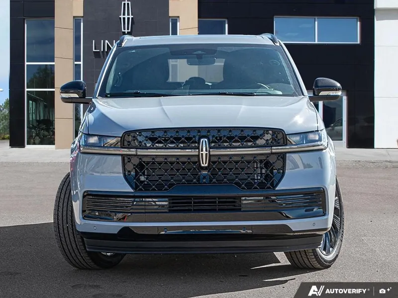 Lincoln Navigator L 2027 photo 2