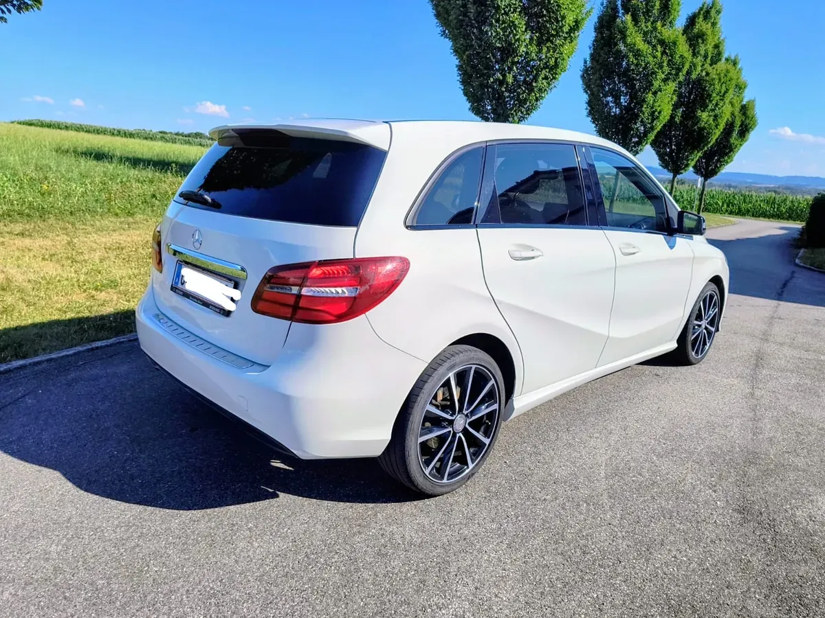 Mercedes-Benz B-Class 2015 photo 2
