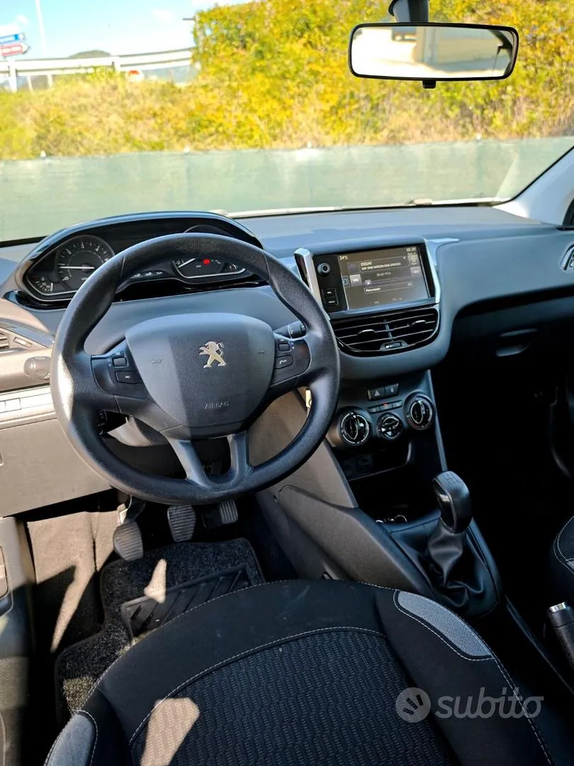 Peugeot 208 2016 photo 3