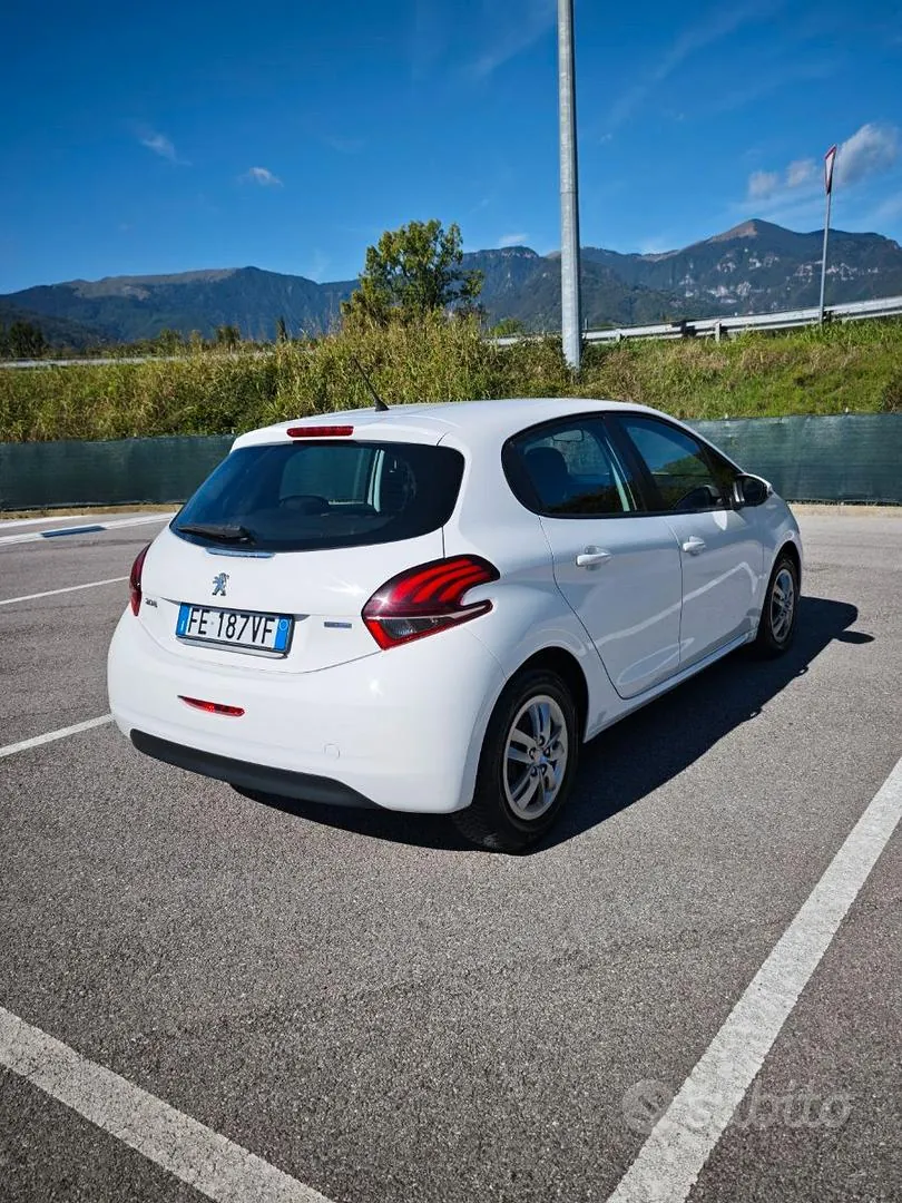 Peugeot 208 2016 photo 2