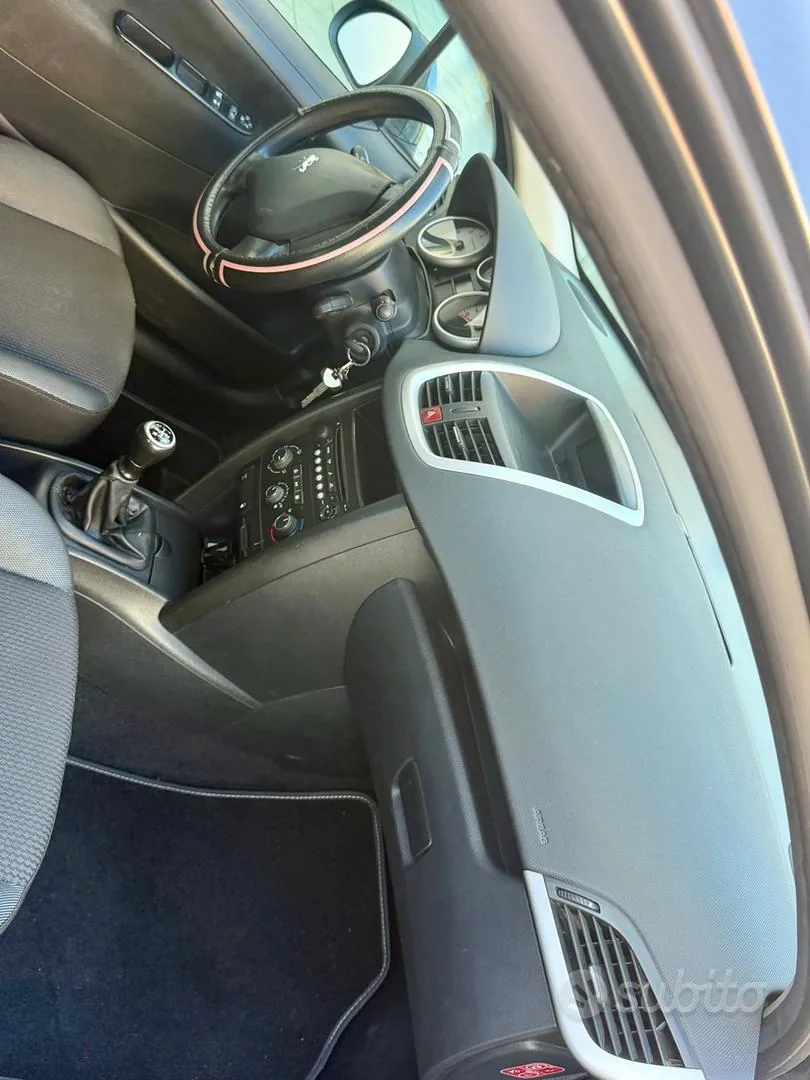 Peugeot 207 2010 photo 5