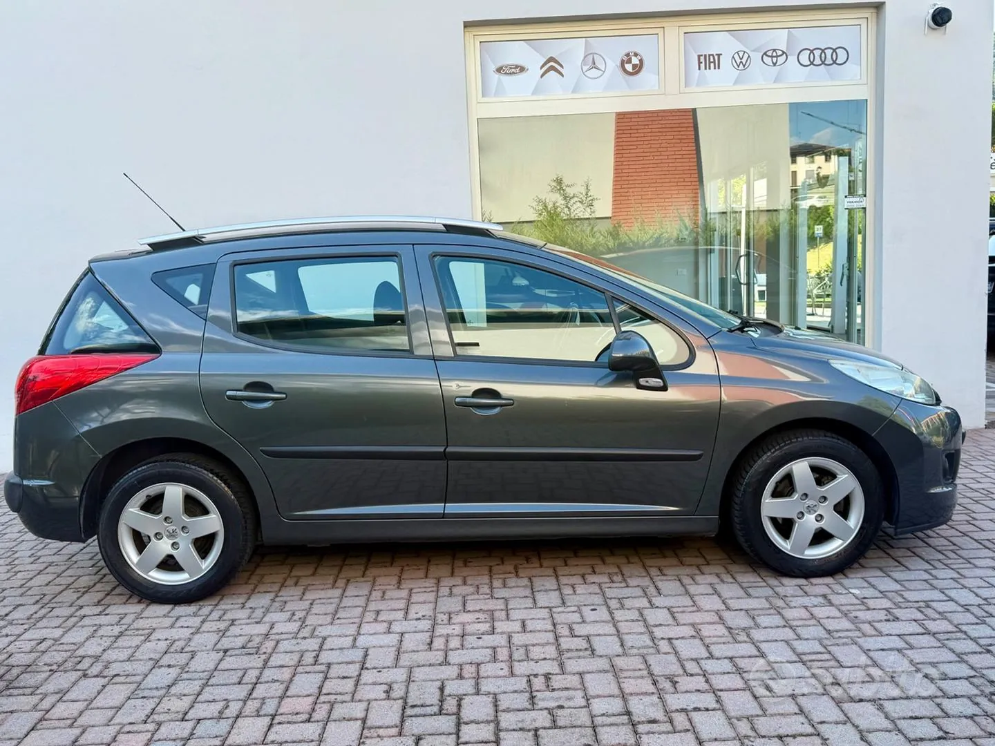 Peugeot 207 2010 photo 3