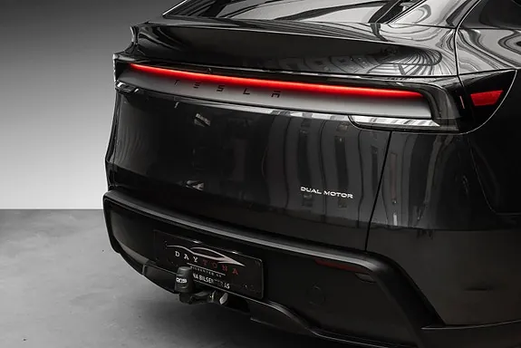 Tesla Model Y 2025 photo 4