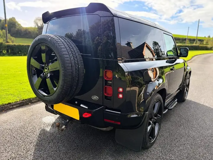 Land Rover Defender 2022 photo 2