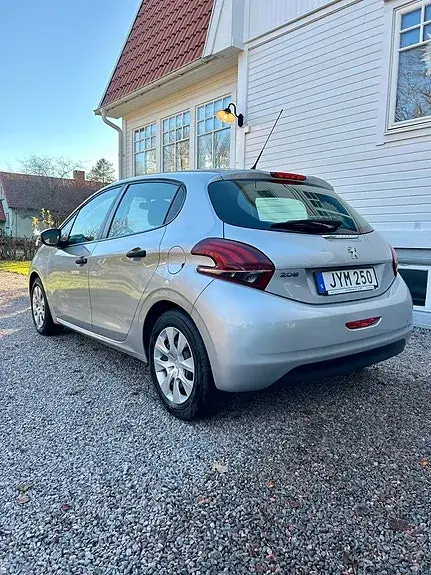 Peugeot 208 2015 photo 4